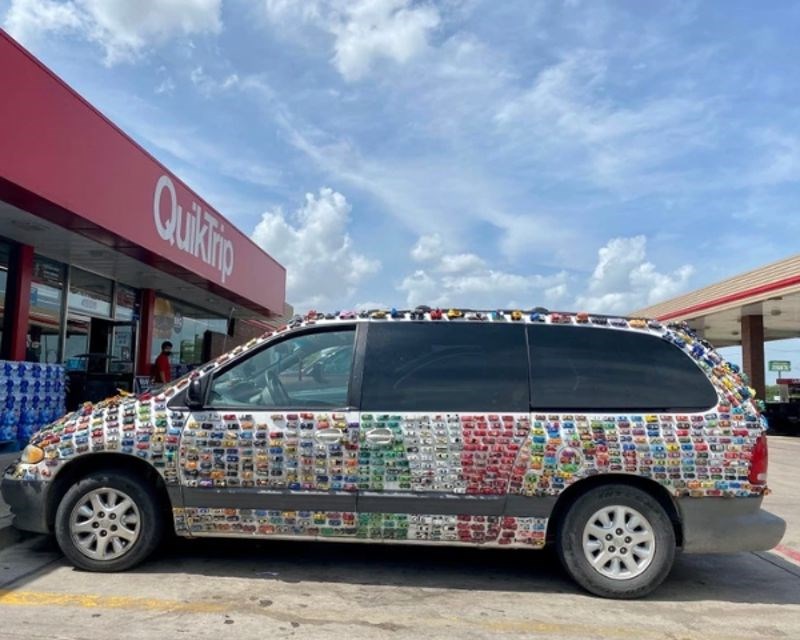 10. Puno malih autića na jednom velikom autu