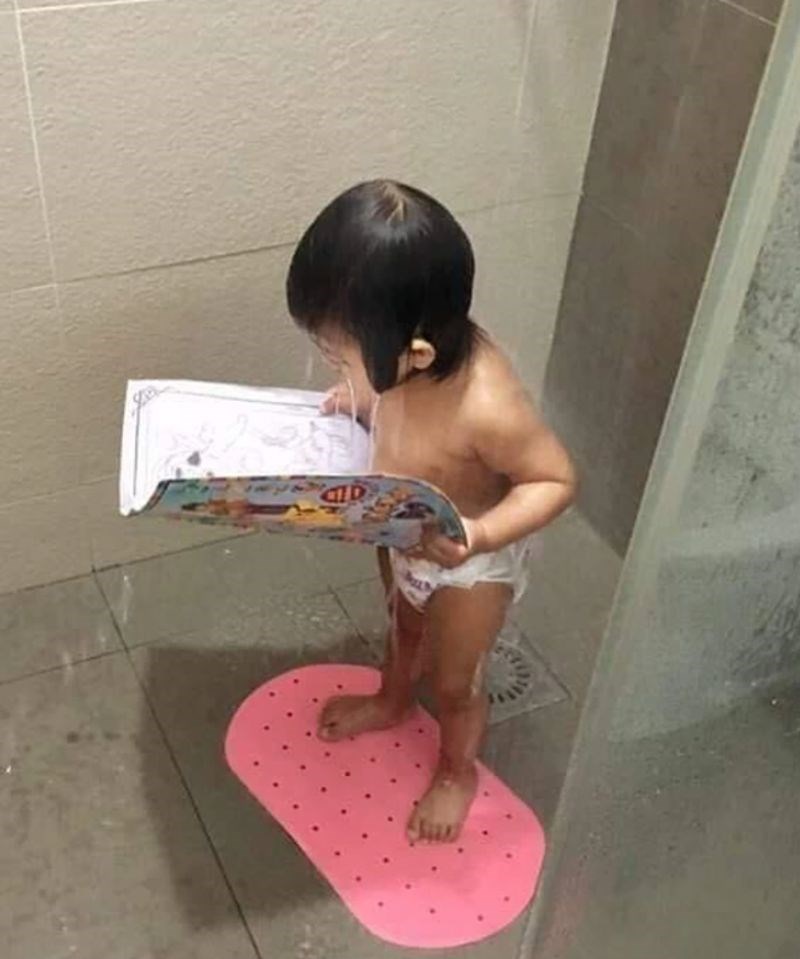 Očito jako voli slikovnicu 😂