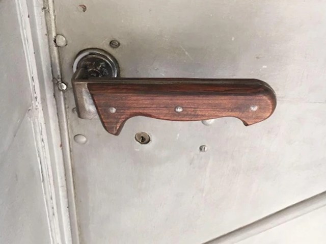 Kvaka za vrata u obliku noža na vratima trgovine koja prodaje noževe