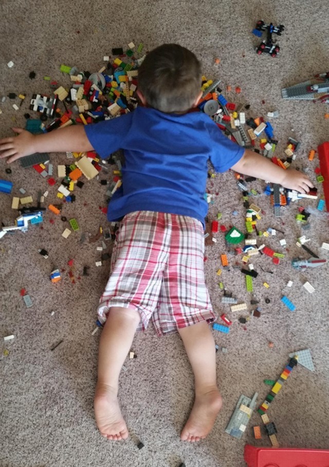 11. "Našla sam sina da spava na kockicama. Kako mu nije neudobno?"