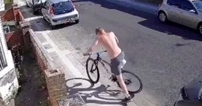 Nadzorna kamera snimila totalno bizaran prizor, pažljivo gledajte što će izvesti dečko na biciklu