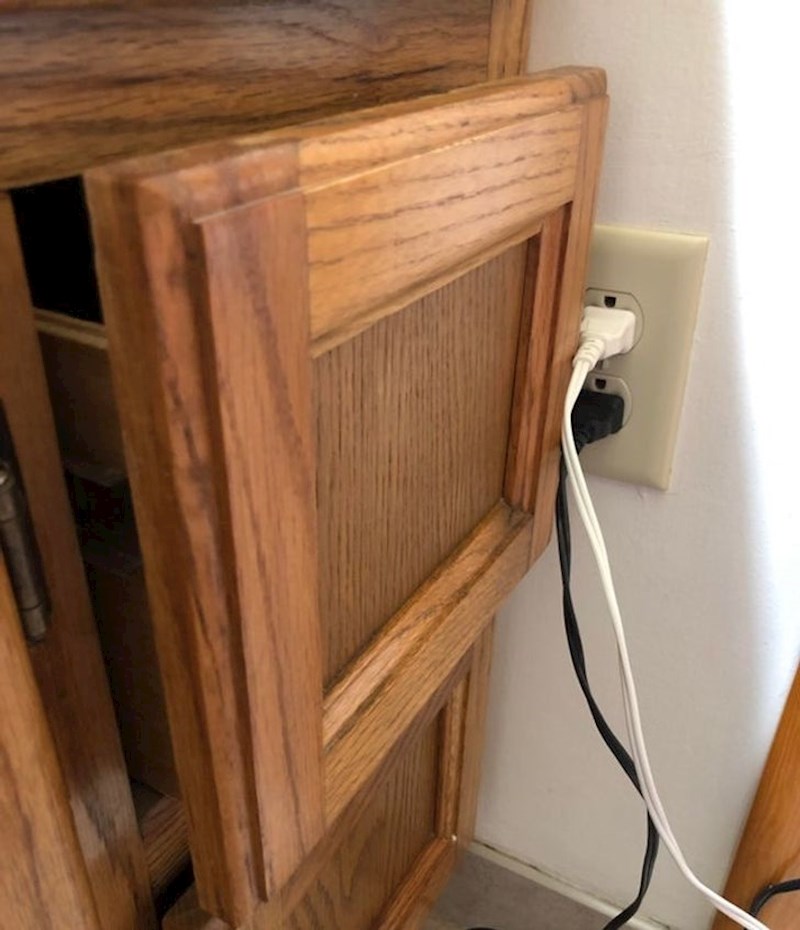 2. "Ovo je jedina utičnica u spavaćoj sobi i ovako je glupo postavljena"