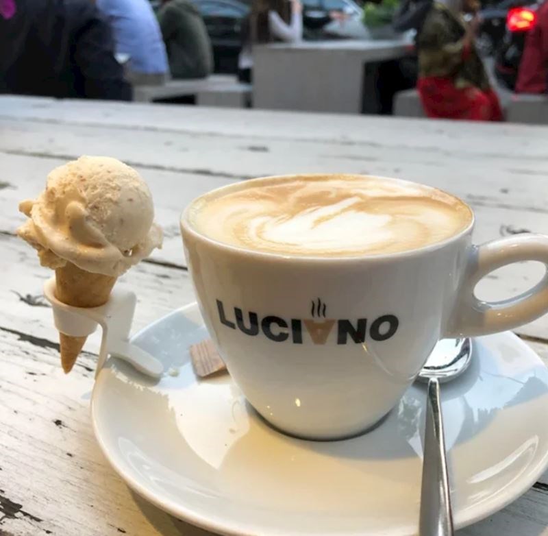 2. Tako jednostavno, a predobro! Netko se sjetio i osmislio držač za sladoled koji možete prikvačiti na tanjuriće i uživati u kavi