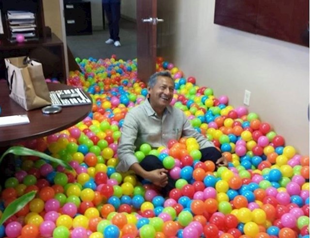 "Moj šef je zapravo jedno veliko dijete i kad mu je bio rođendan smo u njegov ured stavili stotine loptica. Ovo je bila njegova reakcija."