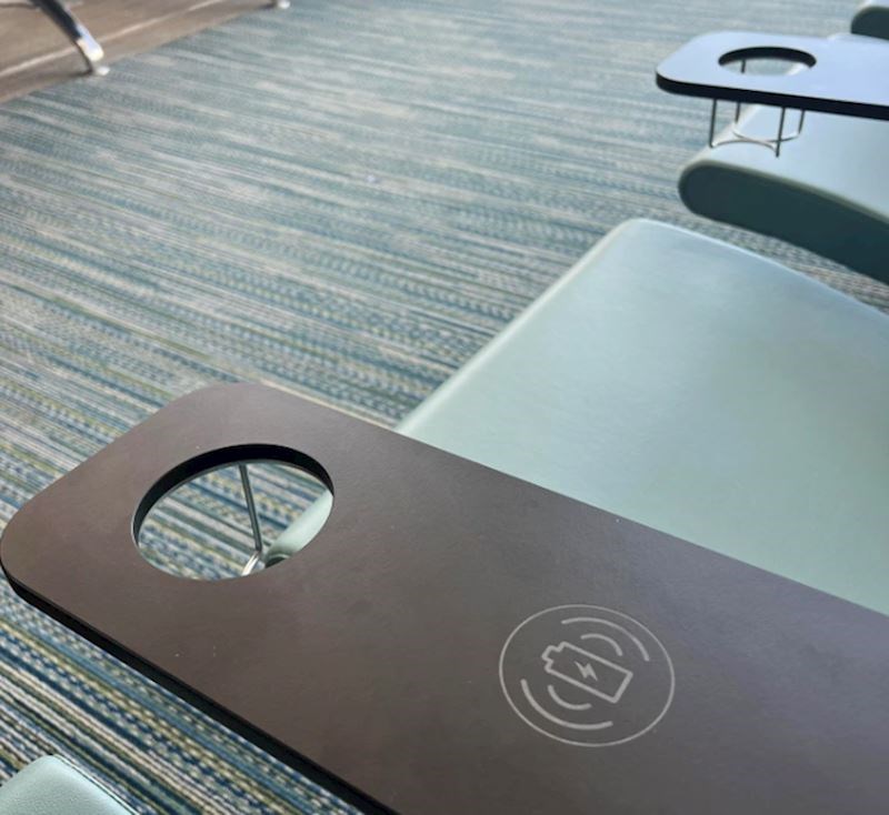 12. Na svakom rukohvatu se može bežično puniti mobitel