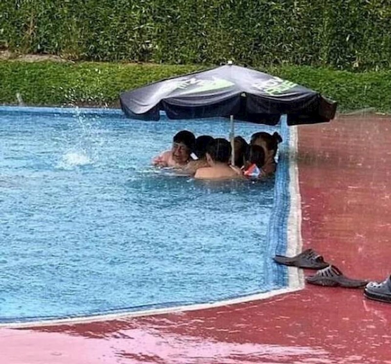 Počela je padati kiša i krenuli su se kupati. Požalili su kad se kiša pretvorila u tuču.