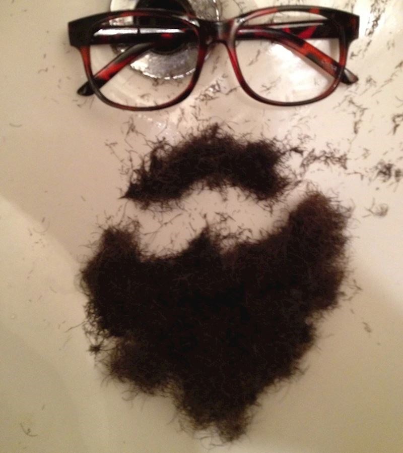 10. "Ovako mi daje do znanja da se obrijao"