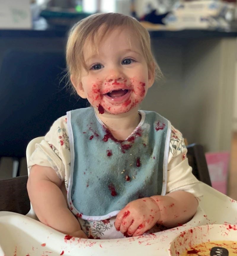 10. "Nije realno koliko je slatka i sretna nakon što je pojela šljive"