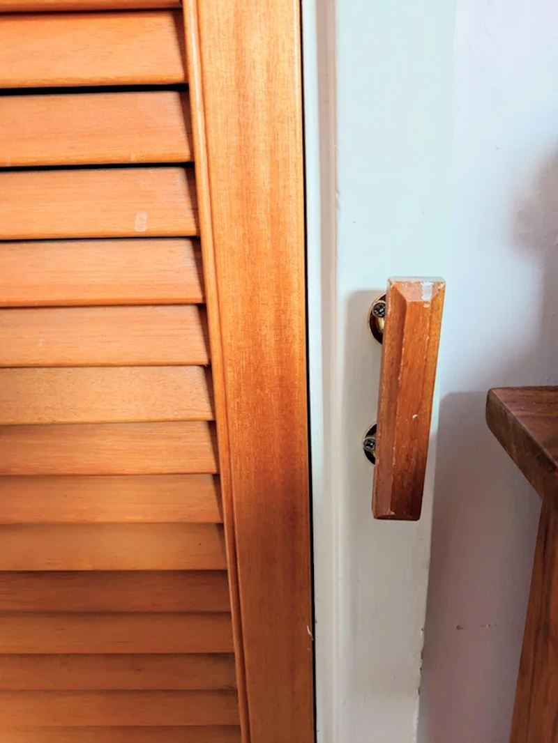 8. Stavili su kvaku na okvir, umjesto na vrata...