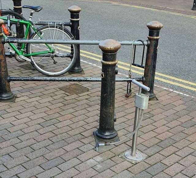 1. Pumpa za bicikle postavljena pokraj mjesta za zaključavanje bicikala