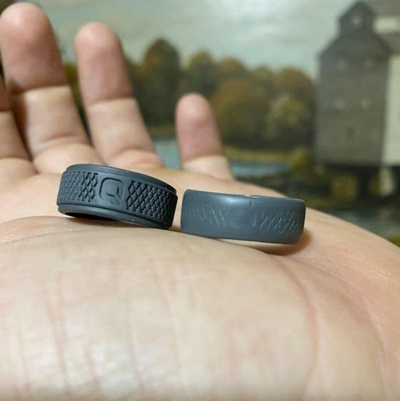 16. "Nisam fan teških prstena pa sam za vjenčani prsten odabrao gumeni. Konačno sam uzeo novi jer ovaj koji nosim zadnje dvije godine grozno izgleda"