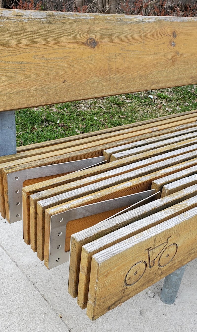 8. Na ovoj klupi postoji poseban dio za bicikle