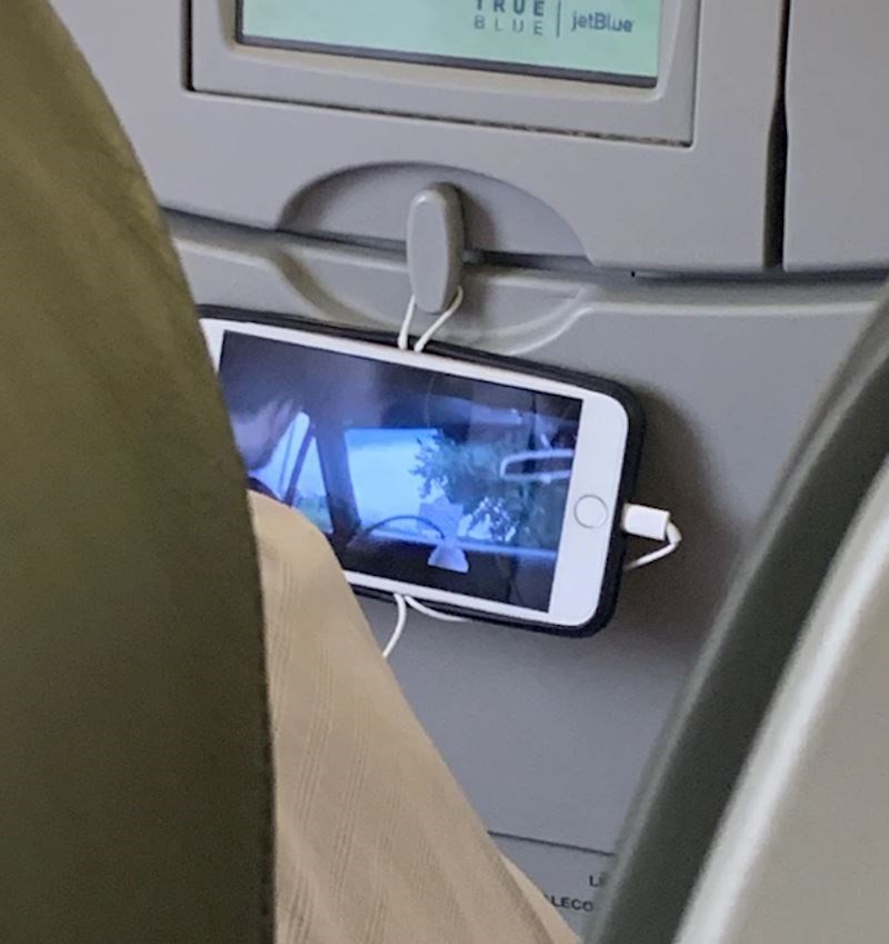 "Jedan dečko na letu je svoje slušalice iskoristio kao kuku za mobitel"