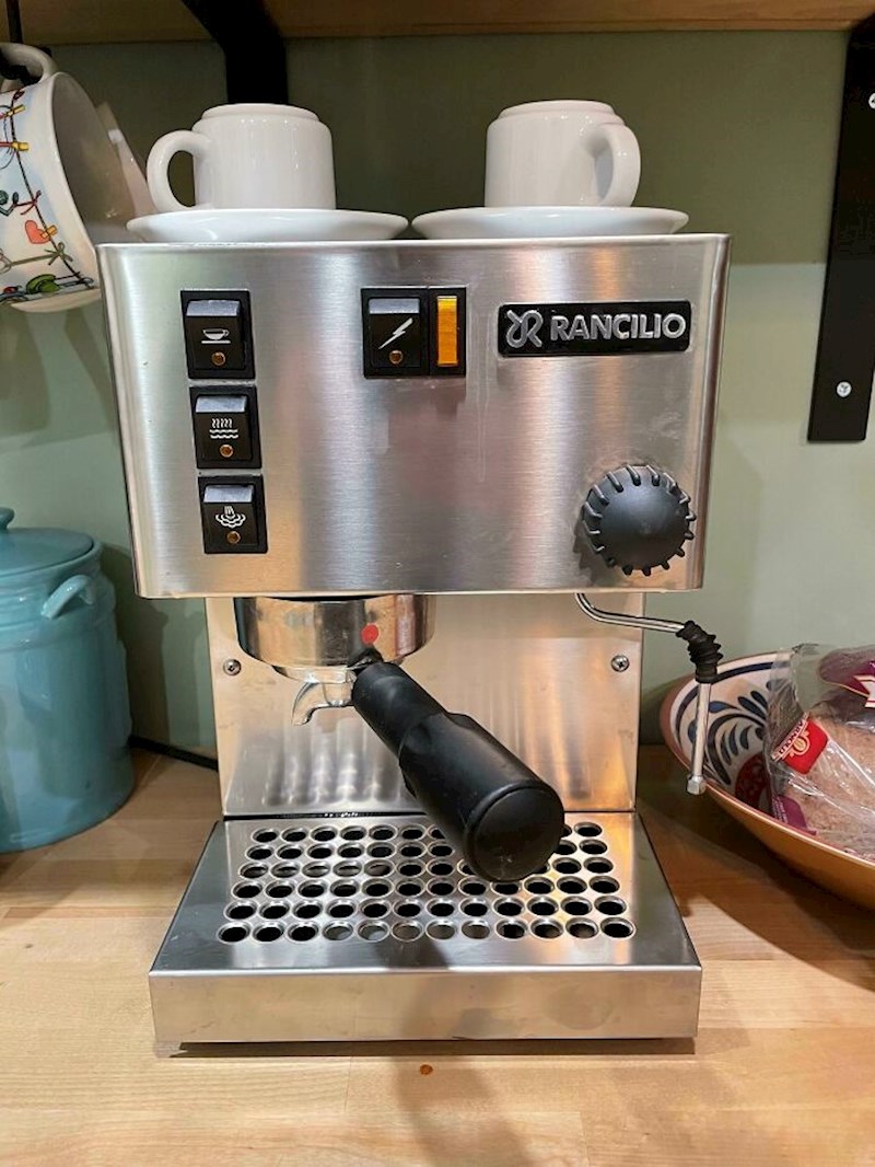 7. Ljudima se nije dalo očistiti aparat za kavu pa su ga bacili. A netko nije bio lijen pa sad uživa u kavi kao iz kafića