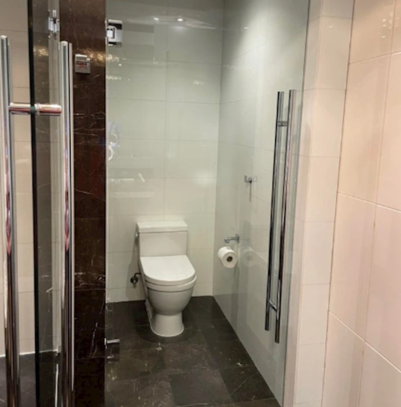 "Nedavno su na poslu radili nove toalete. Ovako izgledaju vrata."