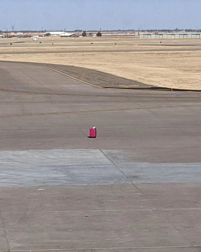 3. "Da, ovo je moj kofer. Da, ja sam u avionu koji upravo odlazi."