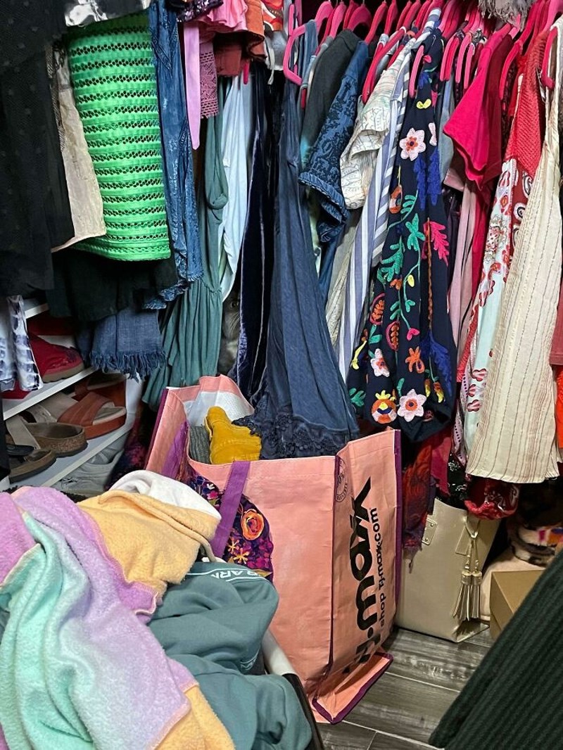 I u ovom ormaru se krije mačka. Nije se dobro sakrila kao ostale, ali možda vas uspije zavarati.