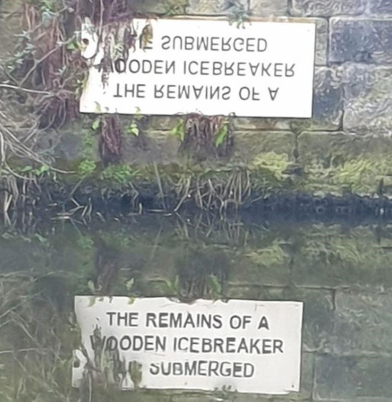 9. Ovaj znak koji je namjerno postavljen ovako kako bi se mogao pročitati na površini vode