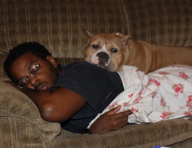 "Moj suprug je bio bolestan pa ga je naš pas odlučio tješiti i štititi dok spava"