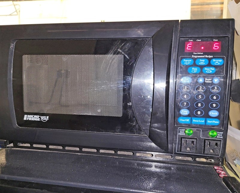 3. Mikrovalna koja ima utičnice