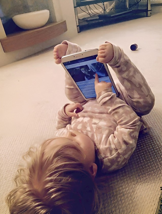 2. "Evo kako ona drži tablet kad se umori"