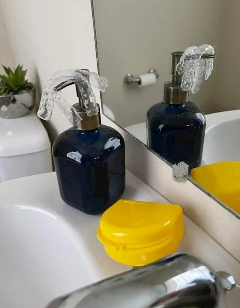 8. "Počela je ovako ostavljati svoj aparatić za zube"