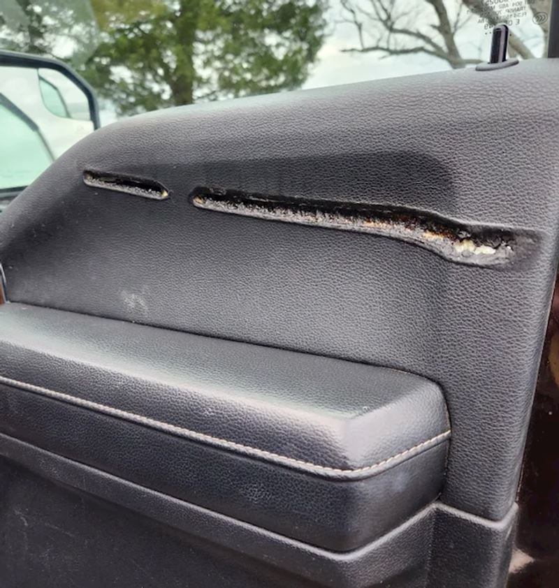 2. Odbljesak sunca je uništio dio kože u automobilu