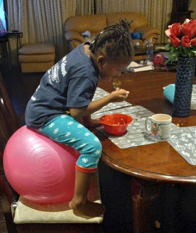 "Ušetala sam u prostoriju i vidjela da moja nećakinja sjedi na pilates lopti i jede večeru. Cijelo vrijeme je bila nestabila i samo sam čekala da padne, bio je to poprilično zabavan prizor."