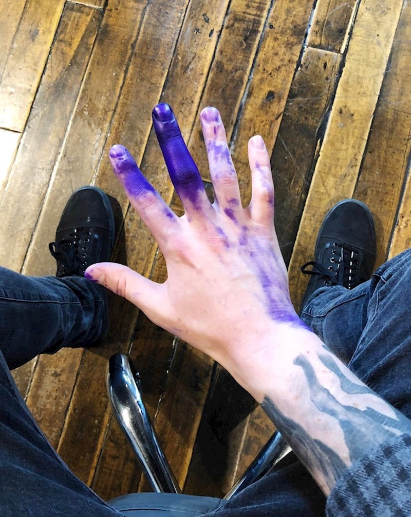 "Kolega se htio našaliti sa mnom pa je u moje rukavice stavio boju za printer. Trebat će netko vrijeme da se ovo ispere"