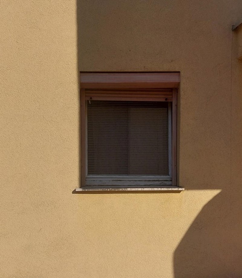 3. "A uvijek mi je bilo malo čudno zašto nikad nema sunca u mojoj sobi..."