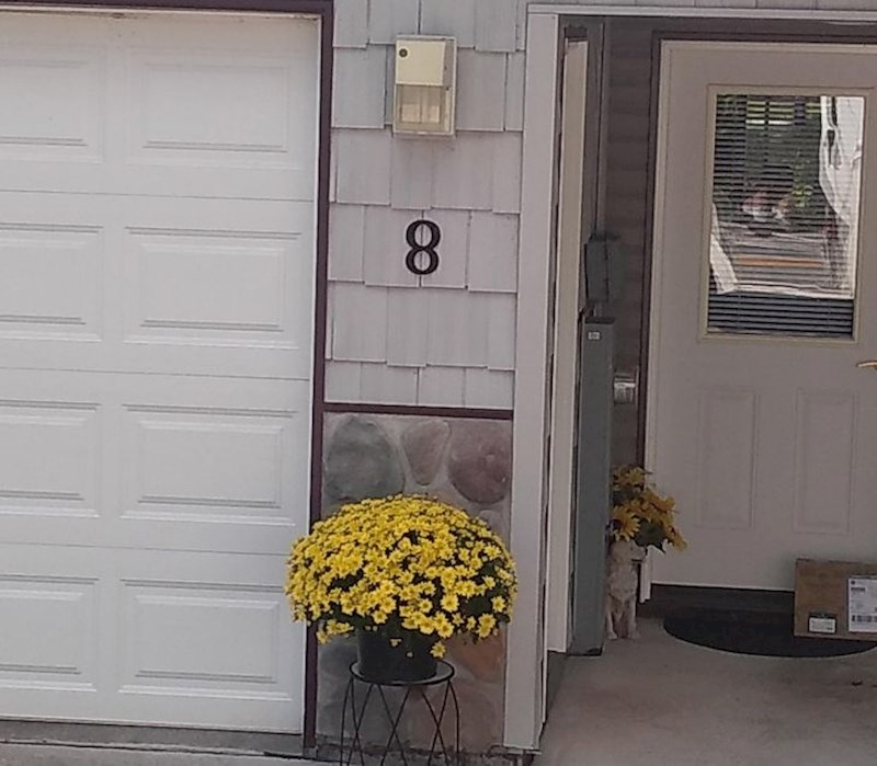 3. "Ovako su nam postavili kućni broj. Mislim, jasno je o čemu je riječ, ali je isto tako očito da je broj naopako"