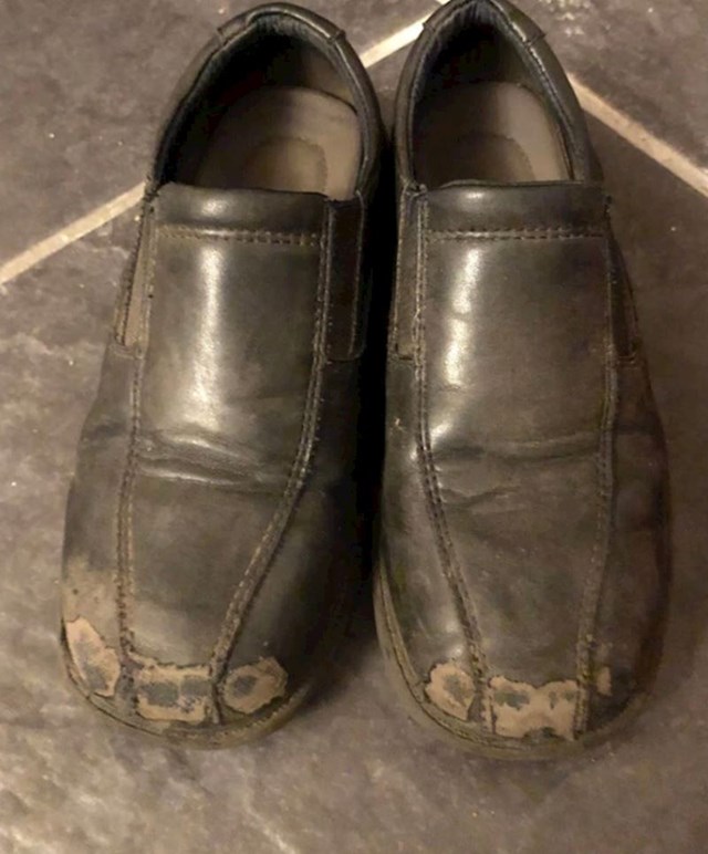 "Ovako su mu izgledale nove školske cipele nakon što ih je nosio samo osam dana"