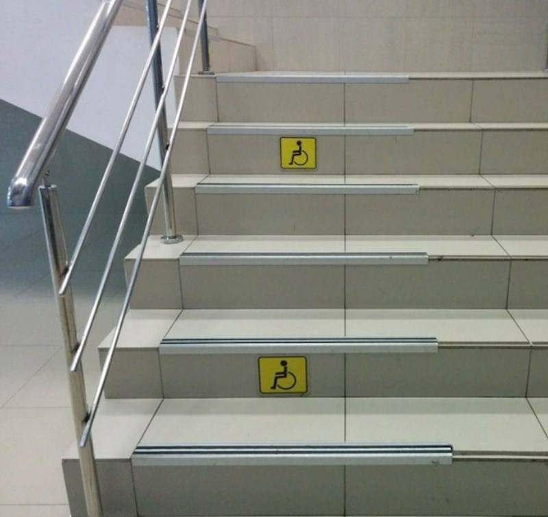 4. "Prilaz" prilagođen osobama s invaliditetom, možeš misliti...