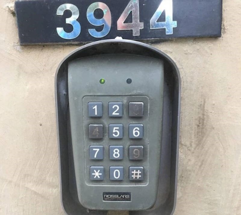 Je li uopće upitno koja je lozinka za ulaz u zgradu?