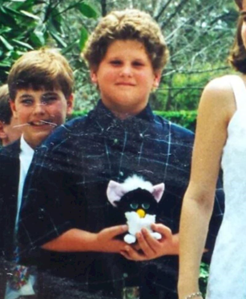 "Svi u životu imamo jednu sliku iz djetinjstva koju ne volimo. Ovo je moja. Nosio sam ovog plišanca posvuda sa sobom, ovo je slika s jednog vjenčanja"