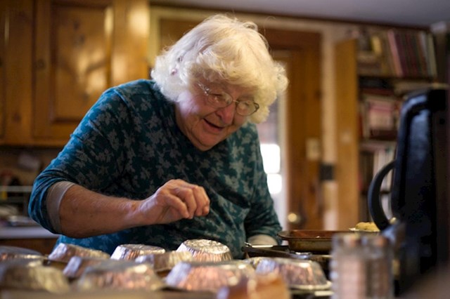 2. "Moja baka više od svega voli peći kolače. Svaki put kad peče ne skida osmijeh s lica, baš kao i na ovoj fotografiji"