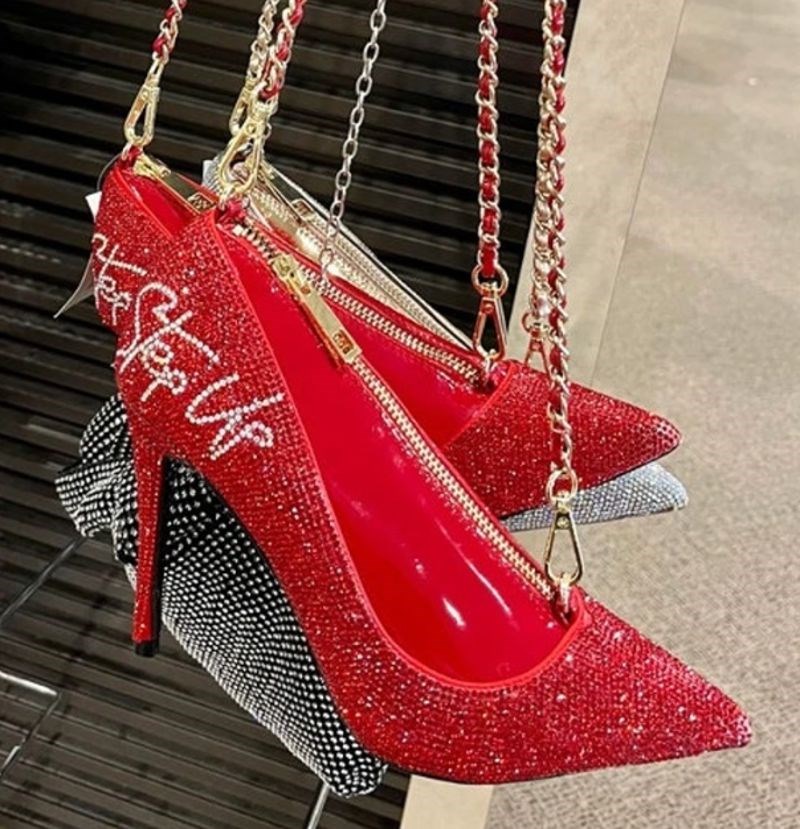 1. Što učiniti sa štiklama koje više ne želite nositi? Pretvorite ih u torbicu.