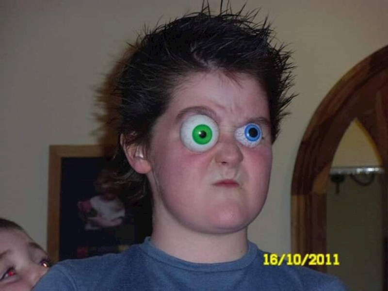 3. "Mislio sam da će biti fora da me teta slika dok nosim lažne oči. Ovo jednostavno izgleda užasno"