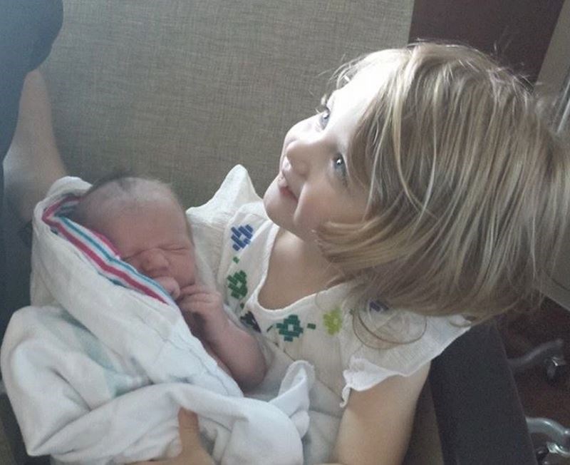 10. "Prvi put je upoznala malog bracu"