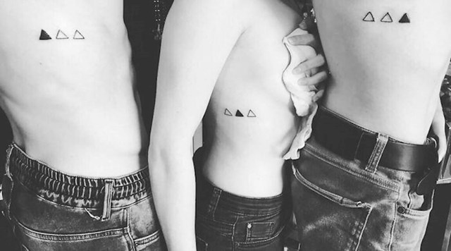 23. Sestra i dva brata odlučili su zajedno napraviti tetovaže. Obojan trokut predstavlja koje su dijete u obitelji