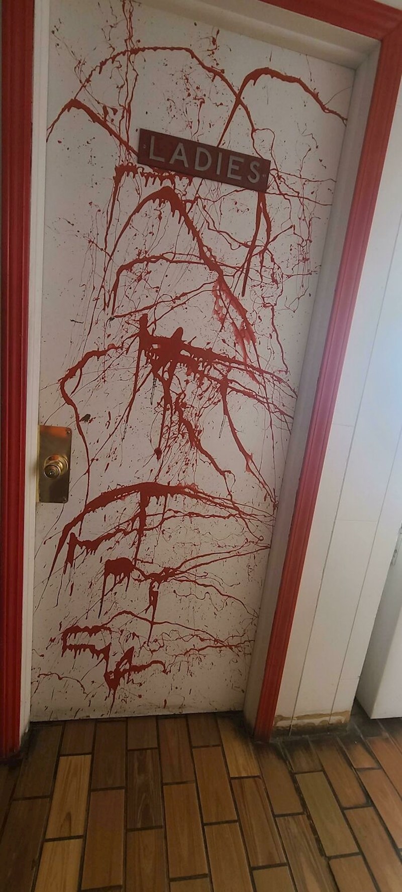 12. Dizajn na vratima ženskog toaleta