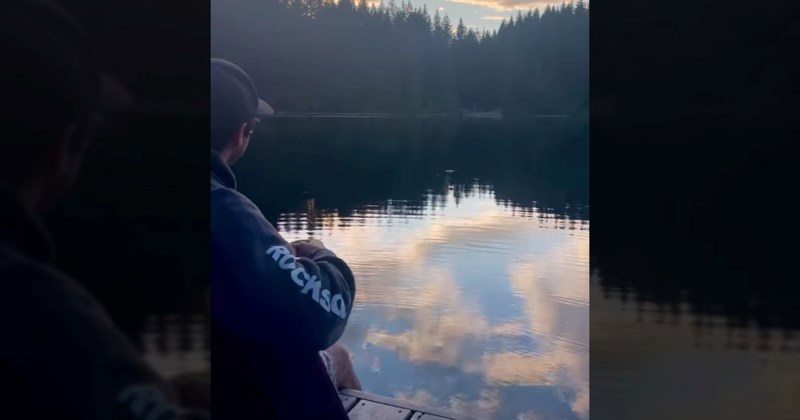 Snimka tipa koji svira gitaru pokraj jezera oduševila ljude, odmah će vam biti jasno zašto