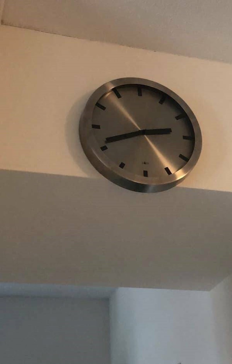 "Namjerno je krivo postavio sat tako da nisam sigurna koliko je sati. Na njegovu nesreću, oboje imamo mobitele..."