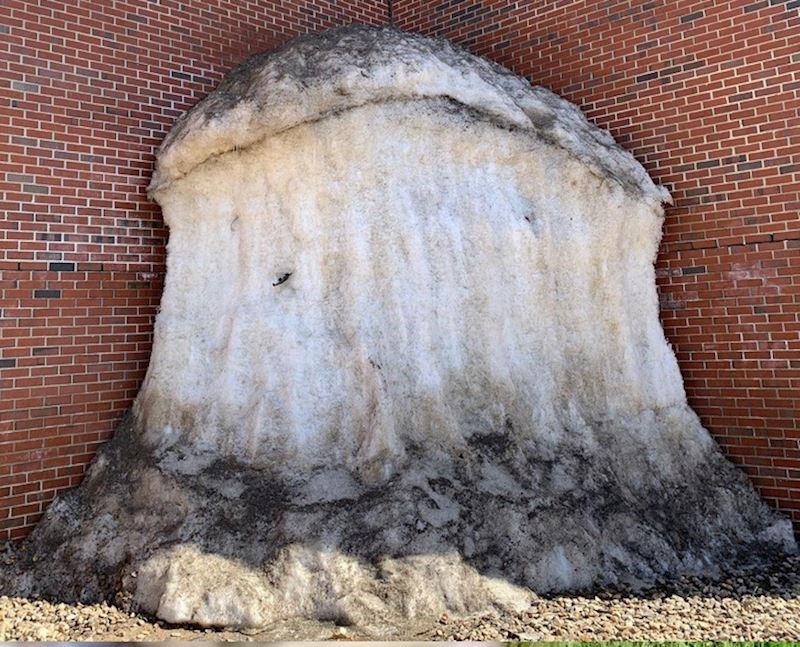 2. "U kutu jedne zgrade se nalazi hrpa snijega koja se "odbija" otopiti jer do kuta nikad ne dopire sunce"