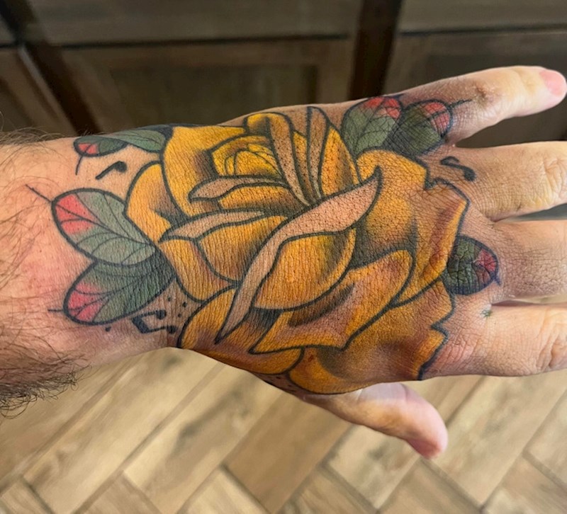 17. "Napravio sam ovu tetovažu u uspomenu na sestru koja je preminula u rujnu. Njezino srednje ime je bilo Rose, omiljena boja joj je bila žuta i jako je voljela glazbu"