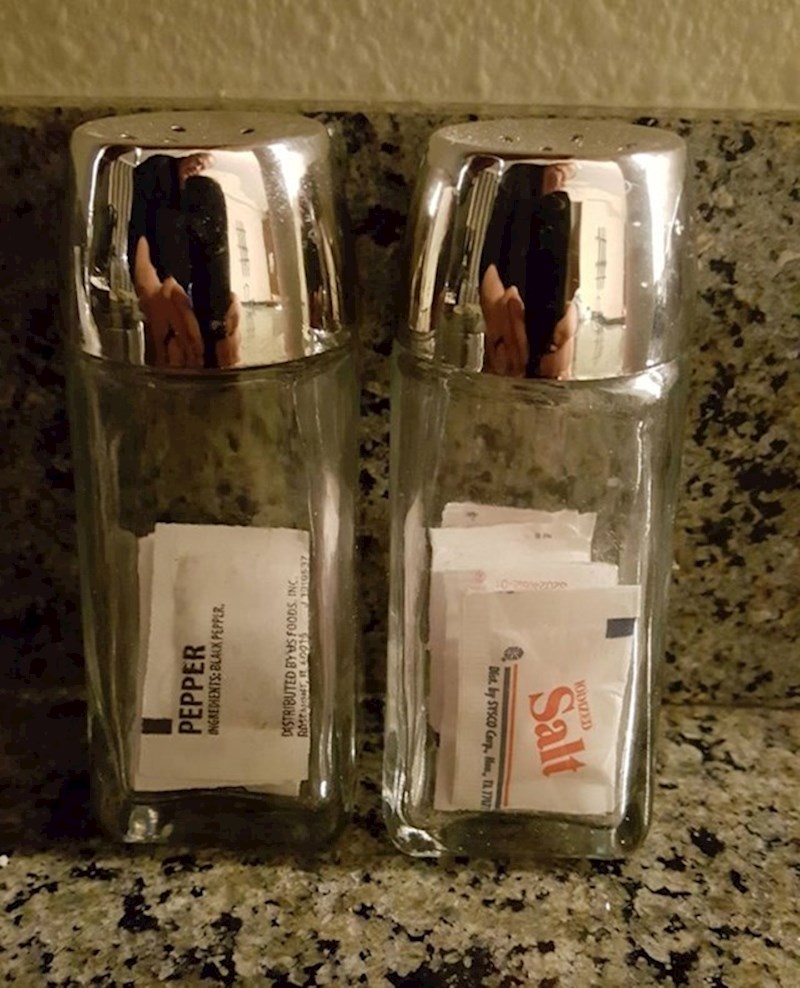 "Pronašao sam ovo u mojoj hotelskoj sobi. Ne razumijem baš logiku iza ovoga..."