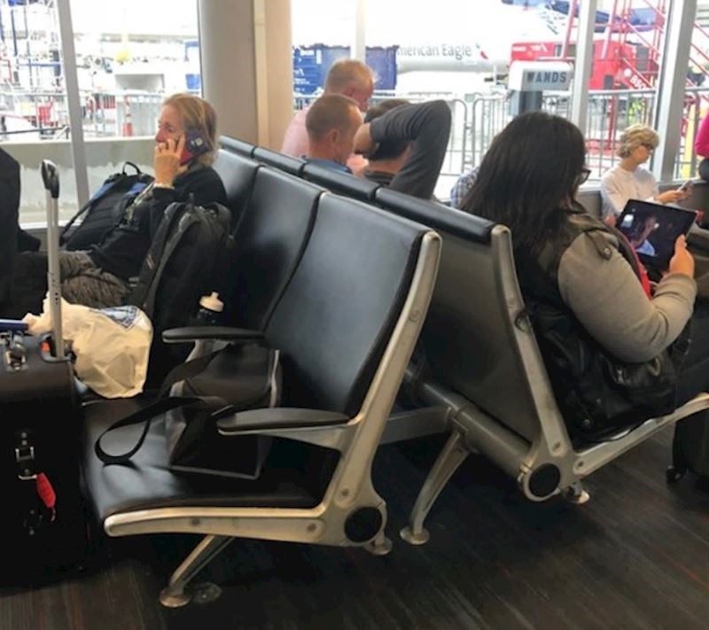 Ovakvi ljudi koji na javnim mjestima stave svoje stvari i ne žele ih maknuti da drugi ljudi mogu sjesti