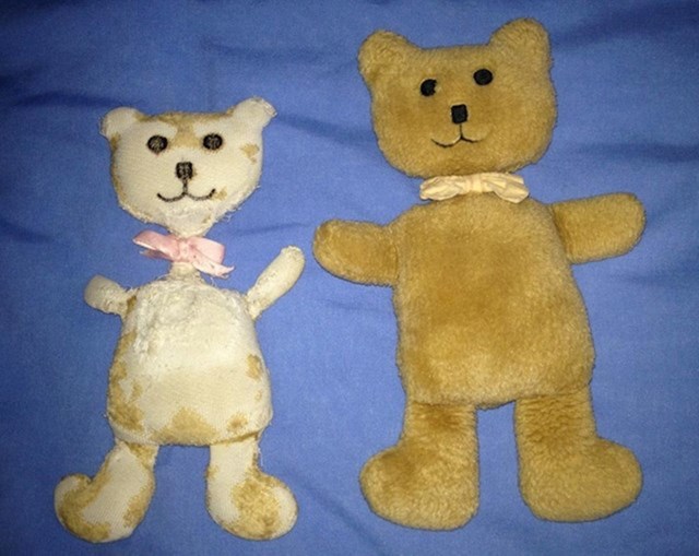 "Priča o dva medvjedića: moja sestra i ja smo ih svaka dobile prije osam godina. Evo kako izgleda njezin (prvi medvjedić), a kako moj"