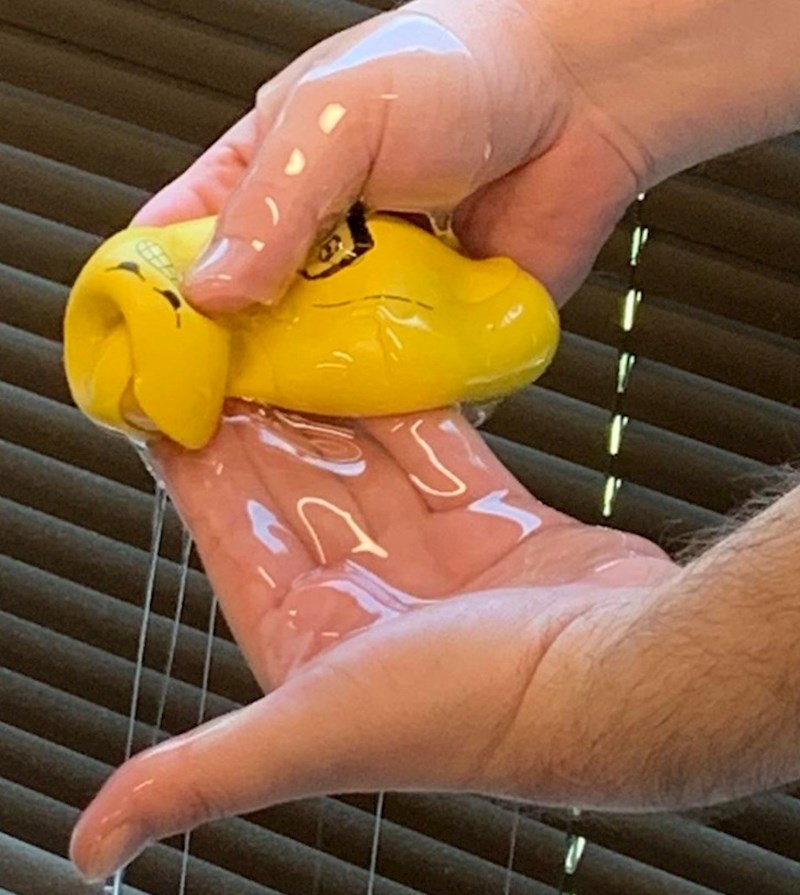 2. "Čini se da je moj stres prejak i za lopticu"