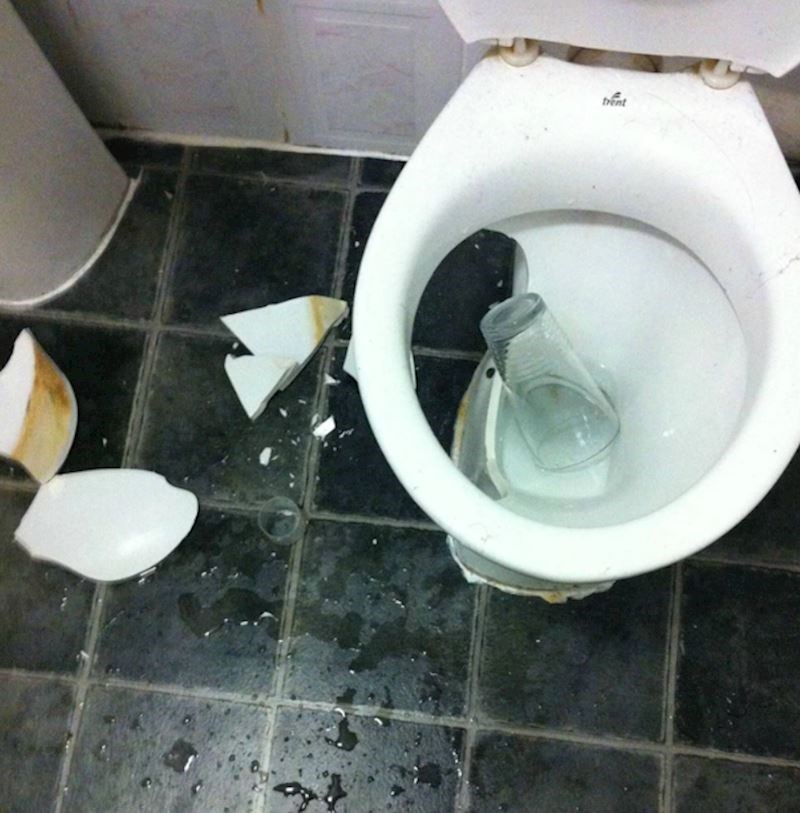 9. "Čaša 1, wc školjka 0"